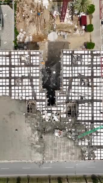 令人惊奇的是摩天大楼的崛起 它直达天空 在这个垂直的视频中记录了建筑的过程 — 图库视频影像