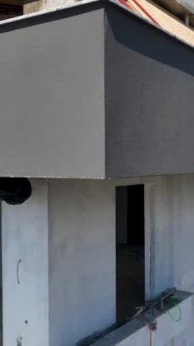 Kıyı şantiyesinde nefes kesici bir uçuş gerçekleştirin. İnsansız hava aracı, bu sarsıcı dikey videoda parıldayan Akdeniz 'in çalışmalarına benzersiz bir bakış açısı kazandırıyor..