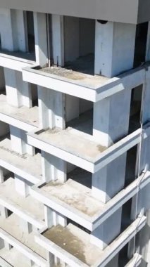 Bu büyüleyici dikey videoda Akdeniz 'in güzelliğini gözler önüne seren İHA çalışma sürecini keşfederken kıyı şantiyesinde bir yolculuğa çıkın..