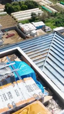 Kendinizi büyüleyici sahil inşaat sahnesine daldırın. İnsansız hava aracı, bu ilgi çekici dikey videoda ışıldayan Akdeniz 'in eserini yakalar..