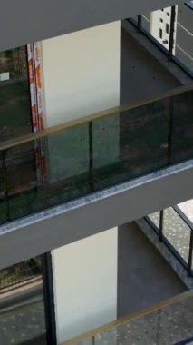 Tamamlanmış bir evin hayranlık uyandıran hava perspektifini deneyin. İnsansız uçak kompleksin üzerinde uçarken, bu büyüleyici dikey videodaki olağanüstü işçiliği gösteriyor..