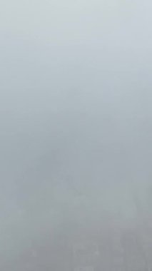 Alacakaranlık çökerken ve bulutlar manzaraya bir miktar drama katarken, şehir manzarasının hava keşfine çıkın..