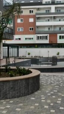 Modern bir konut kompleksinin hava incelemesine tanık olun. İnsansız hava aracı tamamlanmış çalışmaları yakalıyor ve bu büyüleyici dikey videoda mimari güzelliğini gösteriyor..