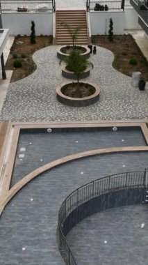 İnsansız hava aracı, modern bir yerleşim merkezinin her köşesini keşfederken, projenin etkileyici bir şekilde, dikey videoda görüntülenmesini sağlar..