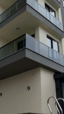 İHA denetimi yoluyla konut kompleksinin genel bir görüntüsünü elde et, bu dikey videoda başarılı bir şekilde yürütülen çalışmaları göster.