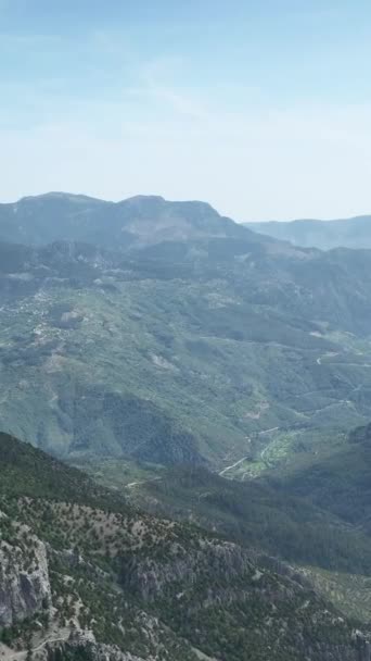Μπείτε Στους Ατρόμητους Ταξιδιώτες Καθώς Εξερευνούν Καταπράσινα Βουνά Ανακαλύπτοντας Μαγευτική — Αρχείο Βίντεο