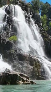 Gök mavisi düşüşün üzerinde süzül ve bu büyüleyici dikey şelalenin güzelliğine kendini daldırmanı sağlayan dron sinematik çekimler çekerken sakin ambiyansı kucakla.