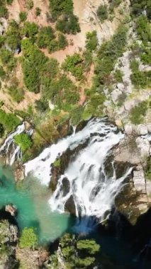 İnsansız hava aracı sizi hava keşfine çıkarırken sinematik bir şelalenin içine dalın. Sinema cazibesini yakalayın ve bu büyüleyici dünyada bir merak duygusu yaratın.