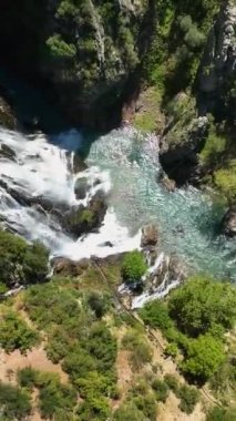 Gizemli suların sinematik dünyasına yolculuk. İnsansız hava aracı büyüleyici bir şelaleyi büyüleyici gök mavisi renkleriyle gözler önüne seriyor. Sinema güzelliğini yakalıyor ve sizi bu sihre boğuyor.