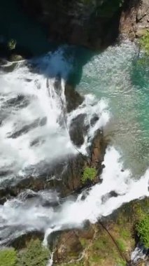 Büyülü bir şelalenin sinematik güzelliğini keşfedin. İnsansız hava aracı büyüleyici cazibesini hava perspektifinden ortaya çıkararak sizi bu huşu içinde bırakacak sinematik bir deneyim yaratacak.