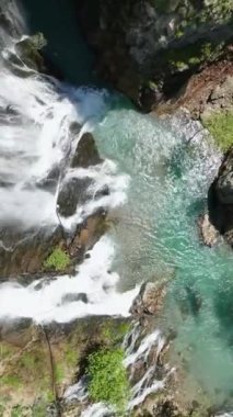 Türkiye 'nin Antalya kentinin büyüleyici manzaralarında masmavi sularla dolu sihirli bir şelalenin sinematik güzelliğini keşfedin. İnsansız hava aracı bu doğal harikanın gerçek çekiciliğini ortaya çıkarsın.