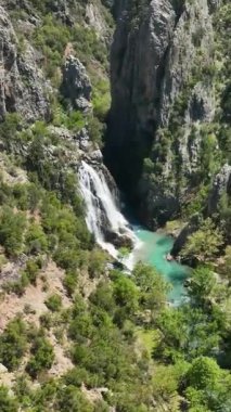 İnsansız hava aracı, Türkiye 'nin Antalya kentindeki büyüleyici gök mavisi renkleriyle büyüleyici bir şelaleyi gözler önüne sererken mistik suların sinematik dünyasına bir yolculuk. Kendini bunun cazibesine bırak.