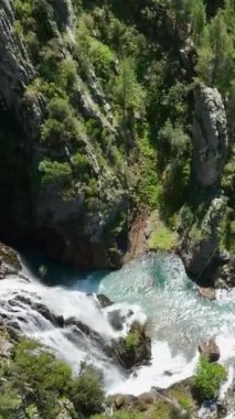 Türkiye 'nin Antalya kentindeki masmavi suyla süslenmiş sihirli bir şelalenin sinematik çekimleriyle kusursuz bir zemin oluşturun. Büyüleyici görsellerin seni doğal güzelliklerin dünyasına götürmesine izin ver.