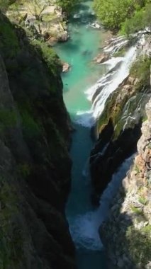 Türkiye 'nin Antalya kentinin büyüleyici manzaralarında büyüleyici gök mavisi sularıyla büyülü bir şelalenin hava keşfine çıkın. İHA 'nın çektiği sinematik çekimler...