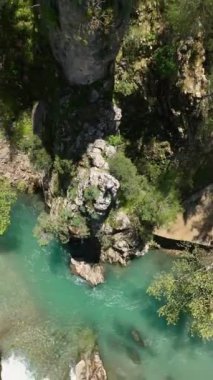 Türkiye 'nin Antalya kentindeki masmavi suların yer aldığı sihirli bir şelale görüntüsüyle görsellerinizi yükseltin. İHA 'nın bu doğal mucizenin sinematik cazibesini yakalamasına izin verin.