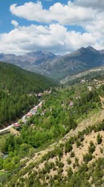 Gökyüzü şelalesinin sinematik hava görüntüleriyle görüntülerinizi değiştirin, Türkiye 'nin Antalya kentindeki videolarınız ve projeleriniz için büyüleyici bir zemin oluşturun. Bırak drone güzelliği yakalasın ve