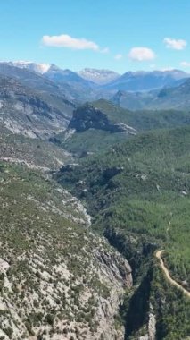 Seyircilerinizi büyüleyici çekimler ve şelalenin yakın çekimleri ile sinematik bir arka plan olarak hava yolculuğuna çıkarın. İnsansız hava aracı karmaşık ayrıntıları ve şelaleyi büyüleyici bir şekilde görsün.