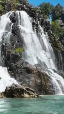 Görsellerinize derinlik ve güzel bir şelale perspektifi ekleyin. Sinema yakın çekimleri. Drone 'un bu doğal taşın karmaşık detaylarını ve büyüleyici özünü yakalamasına izin verin.