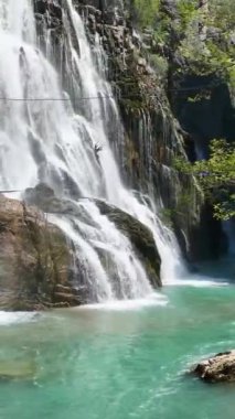 Huzurlu bir ortam yaratıp, arka planda huzurlu bir şelale oluşturun. Seyircilerinizi sineklerle ve doğal güzelliği yansıtan yakın temaslarla meşgul edin.