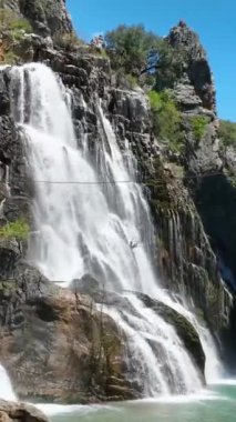 Seyircilerinizi nefes kesen bir şelaleye sinematik bir hava yolculuğuna çıkarın. Duyularını samimi insansız hava aracı uçuşları ve detaylı detayları ve büyüleyici ihtişamı açığa çıkaran yakın çekimler ile meşgul ederler.