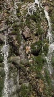 Tanınmış bir turizm merkezinin havadan gözetleme noktasından muhteşem bir şelalenin nefes kesici görüntüsünü ele alalım. Doğanın güzelliği ve düşen suyun gücü seni büyülesin.