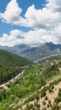 Popüler bir turizm merkezinde, dolu bir şelalenin hayranlık uyandıran güzelliğini tecrübe edin. Dikey videonuz için bu olağanüstü doğa harikasına kuşbakışı bir göz atın..