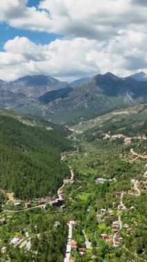 Popüler bir turistik bölgede büyüleyici bir şelale manzarası olan eşsiz bir perspektif kazan. Şelale gibi suyun büyüleyici güzelliği bu dikey videoda izleyicilerinizi büyülesin..