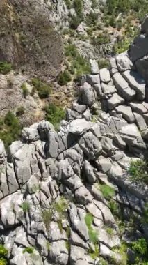 Seyircilerinizi, tanınmış bir turist bölgesindeki dolu bir şelalenin büyüleyici hava görüntüleriyle büyüleyin. Şelale suyunun güzelliği ve gücü izleyicilerinizi bu dikey videoya çeksin..