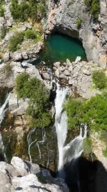 Gizli bir turist taşının içindeki tam şelalenin ihtişamına hayran kaldım. Seyircilerinizi bu hava harikası içinde sanal bir yolculuğa çıkarın, hayal güçlerini dikey videonuzda yakalayın..