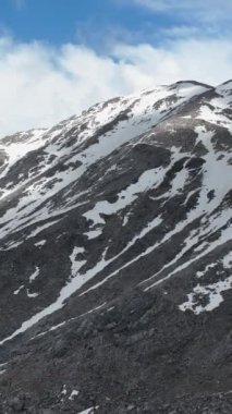 Karla kaplı tepeleri olan devasa dağların büyüleyici güzelliğine dalın kendinizi. Bu çarpıcı dikey videoda doğanın ihtişamını görün..