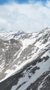Seyircilerinizi, karlı zirvelerini gösteren muhteşem dağların nefes kesici hava manzarasıyla eğlendirin. Dikey videonuzu bu çarpıcı görüntülerle büyütün.