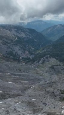 Dağların büyüleyici görkemini, karla süslenmiş zirveleriyle hava perspektifinden deneyimleyin. Doğanın güzelliği dikey videonuzu büyülesin..