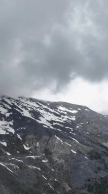 Bu büyüleyici dikey video sayesinde kendinizi ormanın gizemli bir dağ sırasına daldırın. Yeşilliğin ve nefes kesici manzaraların içinde saklı olan sırları keşfet..