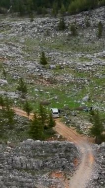 Bulutların öptüğü bir dağ vadisinde hayali bir görsel yolculuğa çıkın. Havadan bir bakış açısıyla, merak ve kapris hissi uyandırın..