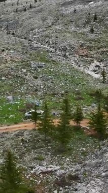 Kendinizi, mistik bulutlarla örtülü bir dağ vadisine havadan bakan bir görsel deneyime daldırın, ruhani ve büyüleyici bir ortam yaratın..