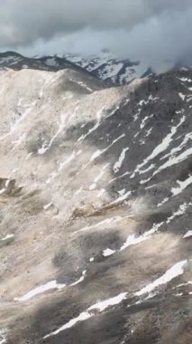 Dağ vadisinde bulutlarla dolu bir gökyüzünün dramatik güzelliğini gözler önüne sererek görüntülerinize sinematik bir cazibe katıyor..
