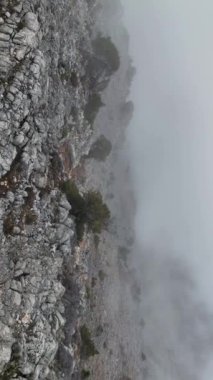 Bulutlarla kaplı dağ zirvelerinin dinginliğini ve sükunetini yaşayın. Havadan çekilen görüntüler, izleyicileri doğal güzellik ve sükunetin dünyasına davet ediyor..