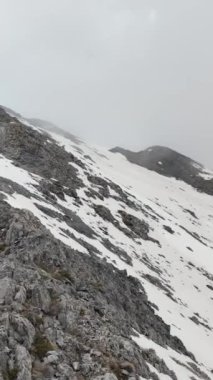 Bu büyüleyici hava görüntülerinde karlı dağları kucaklayan göksel bulutların ihtişamını gözler önüne sererek doğal dünyanın ruhani cazibesini yakalıyor..