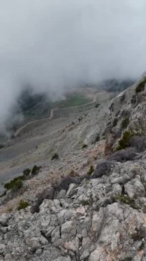 Doğaya eşsiz bir perspektif kazandırın bulutlarla kaplı dağ zirvelerinin havadan görünüşü ile görkemli bir ihtişam, ruhani güzelliğin büyüleyici bir karışımını sunar..