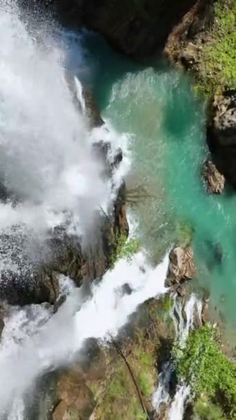 無人機がカスケード滝の上にあなたを取るように魔法の水のオアシスの空中探査に着手 この没入型垂直ビデオでそのエーテルの美しさと魅惑的なエネルギーをキャプチャします — ストック動画