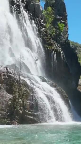 Obserwujcie Symfonię Lazurowego Wodospadu Gdy Dron Wyrusza Powietrzną Eksplorację Uchwycając — Wideo stockowe