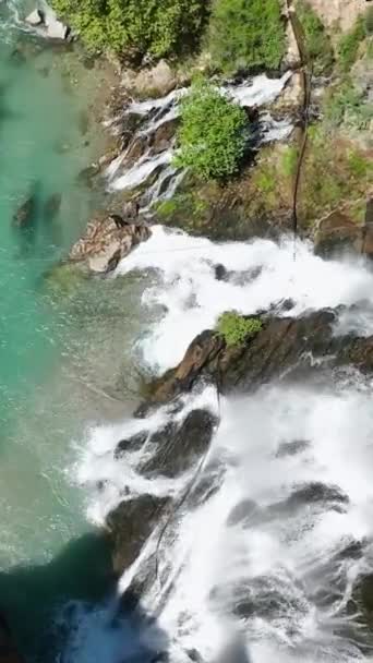 Vertical Video Cascade Harmony Widok Lotu Ptaka Spokojny Wodospad Azure — Wideo stockowe