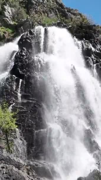 Sväva Ovanför Fascinerande Vattenfall Med Azurvatten Och Omfamna Den Fridfulla — Stockvideo
