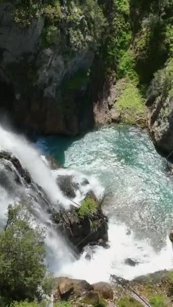 魅惑的な滝への映画的な空中の旅に参加してください そこでは 魅惑的なファッションでカスケードされた紺碧の水が この魅惑的な垂直ビデオで自然の美しさのシーンを作り出します — ストック動画