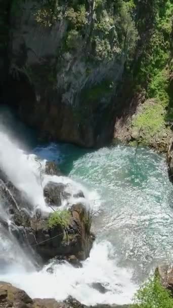 用迷人的蓝色色调对神奇的瀑布进行电影般的探索 在这个迷人的垂直视频中 从独特的空中视角捕捉它的奇观和美丽 — 图库视频影像