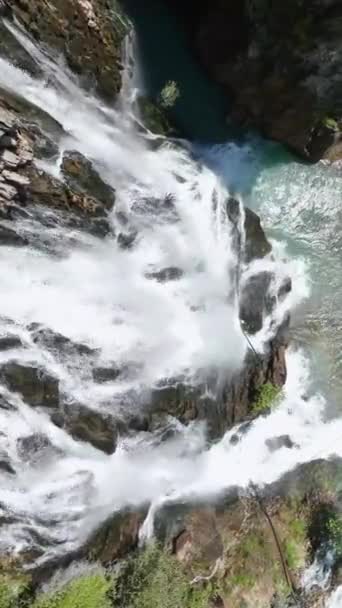 アンタルヤ トルコの魅惑的な風景の中に魅惑的な滝への映画の空中旅行に私たちに参加してください ドローンはこの魔法の滝の本質を捉え その魅力であなたを魅了しましょう — ストック動画