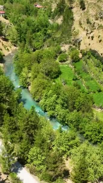 トルコのアンタルヤでは 紺碧の色彩で飾られた静かな滝を特徴とする空中の背景を持つ穏やかな雰囲気を設定します 無人機は この自然のオアシスの癒しの美しさをキャプチャしましょう — ストック動画