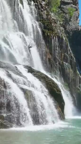 从空中俯瞰壮观的瀑布 再加上在水面附近拍成电影的无人驾驶飞机飞行 提升你的内容 在这个垂直的视频中 让你的观众沉浸在令人惊叹的自然美中 — 图库视频影像