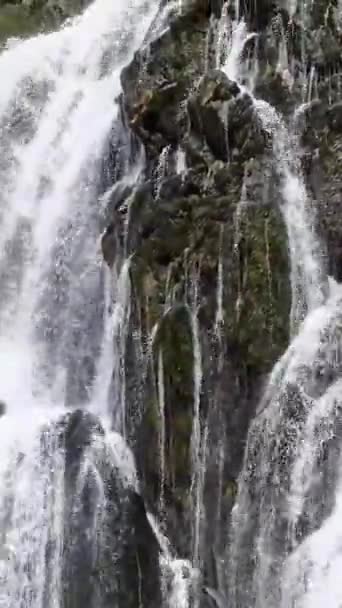 Podívejte Majestát Nedotčené Vodopádu Přes Ohromující Letecké Záběry Pořízené Populární — Stock video