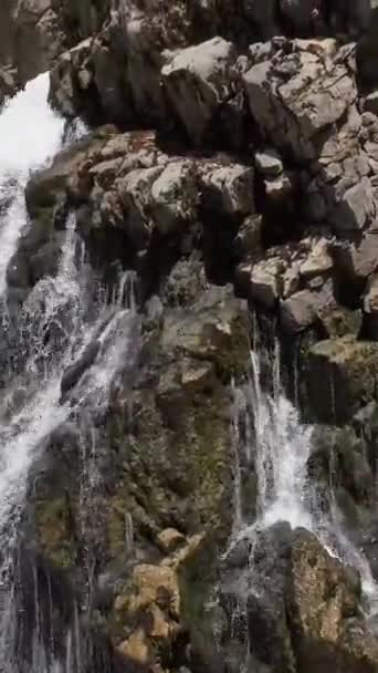 Genießen Sie Das Faszinierende Panorama Eines Faszinierenden Wasserfalls Inmitten Einer — Stockvideo